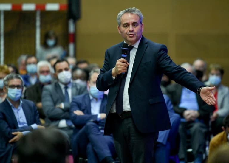 Le président du conseil régional des Hauts de France et candidat à la présidentielle de 2022 Xavier Bertrand lors d'un meeting à Oyonnax, dans l'Ain, le 14 octobre 2021 - PHILIPPE DESMAZES © 2019 AFP