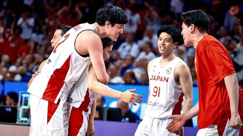 日本隊27日在世界盃男籃賽逆轉擊敗芬蘭隊，拿下歷史性一勝。（圖／翻攝自FIBA官網）
