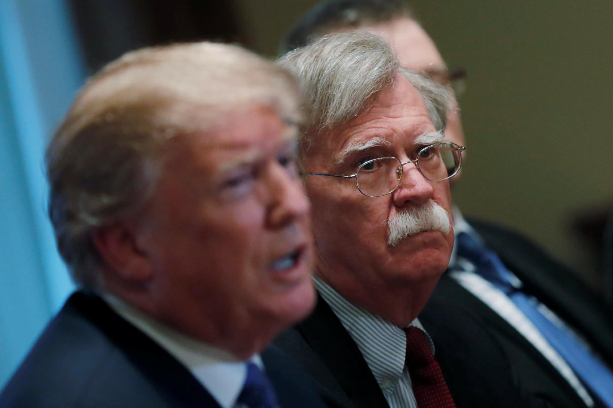 Bolton und Trump bei eine Militärbriefing im Weißen Haus (Bild: Reuters)