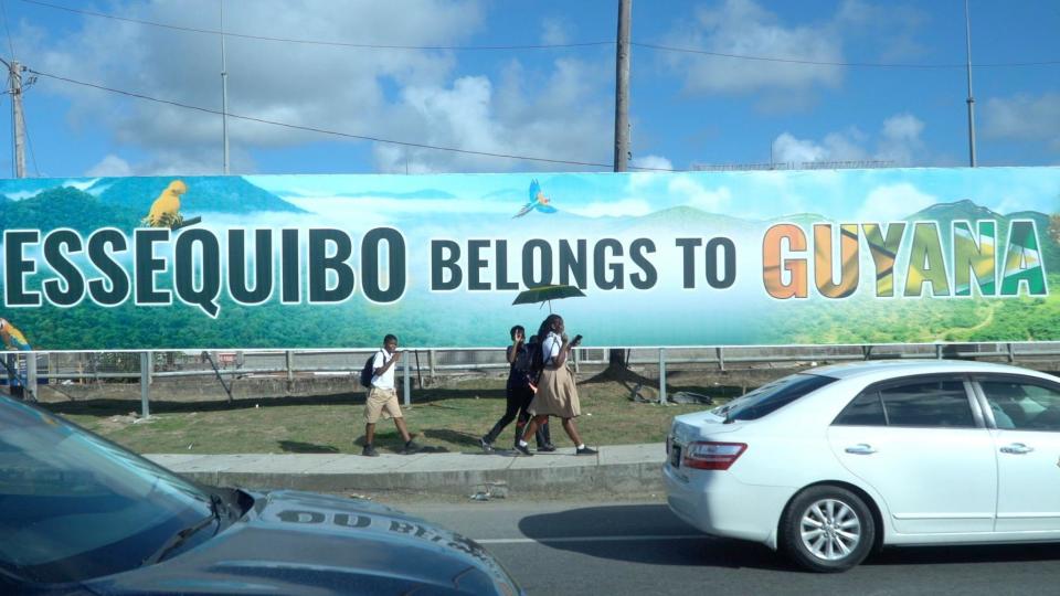 Un mural en Georgetown que dice: "El Esequibo pertenece a Guyana". 