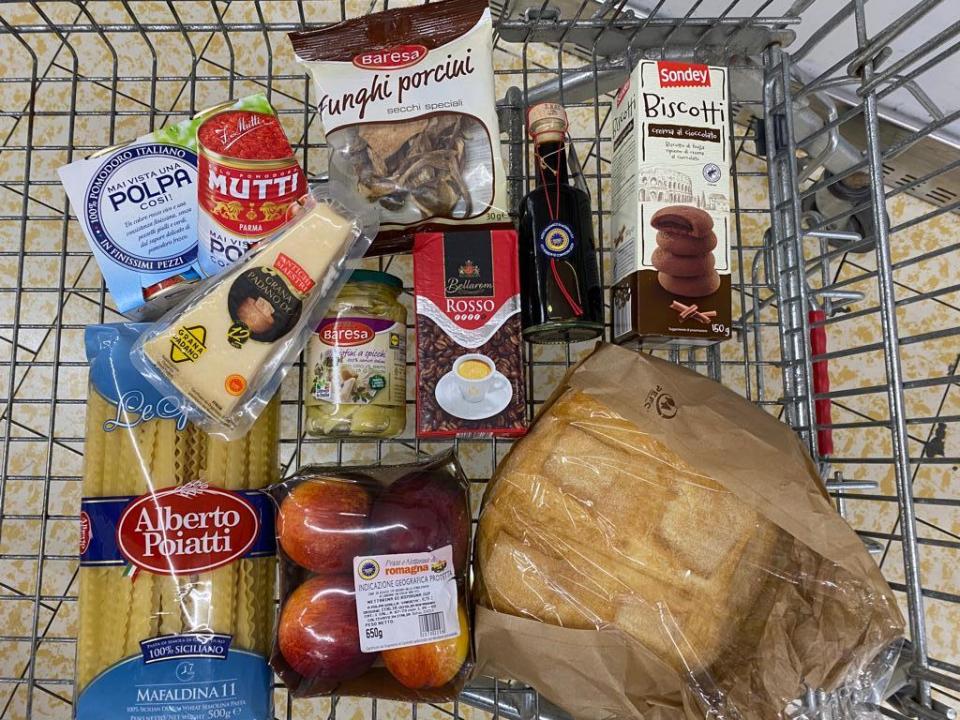 Several grocery items in shopping cart at Italian Lidl