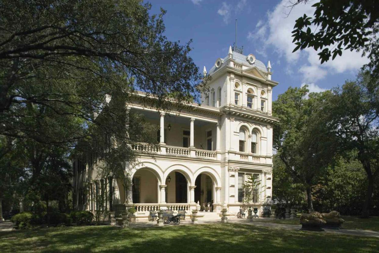 <p><a href="https://commons.wikimedia.org/wiki/Category:King_William_Historic_District#/media/File:Villa_Finale_historic_mansion,_San_Antonio,_Texas_LCCN2010630910.tif">Wikimedia Commons</a></p>
