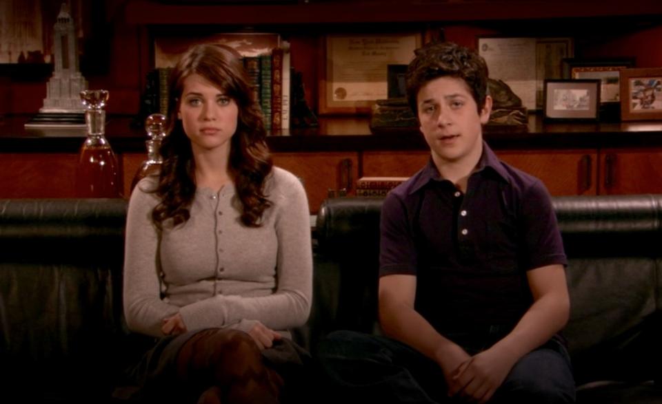 Ted's kids from HIMYM sitting on their living room couch