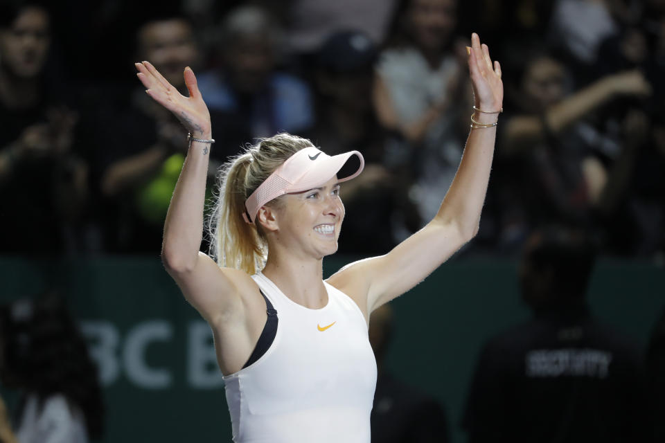 La ucraniana Elina Svitolina festeja luego de imponerse a la checa Petra Kvitova en la Final de la WTA, el domingo 21 de octubre de 2018 (AP Photo/Vincent Thian)