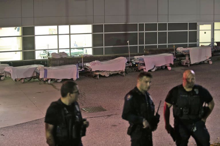 Camillas alineadas afuera de la sala de emergencias del Central Maine Medical Center luego de los tiroteos en Lewiston, Maine, el miércoles 25 de octubre de 2023. 