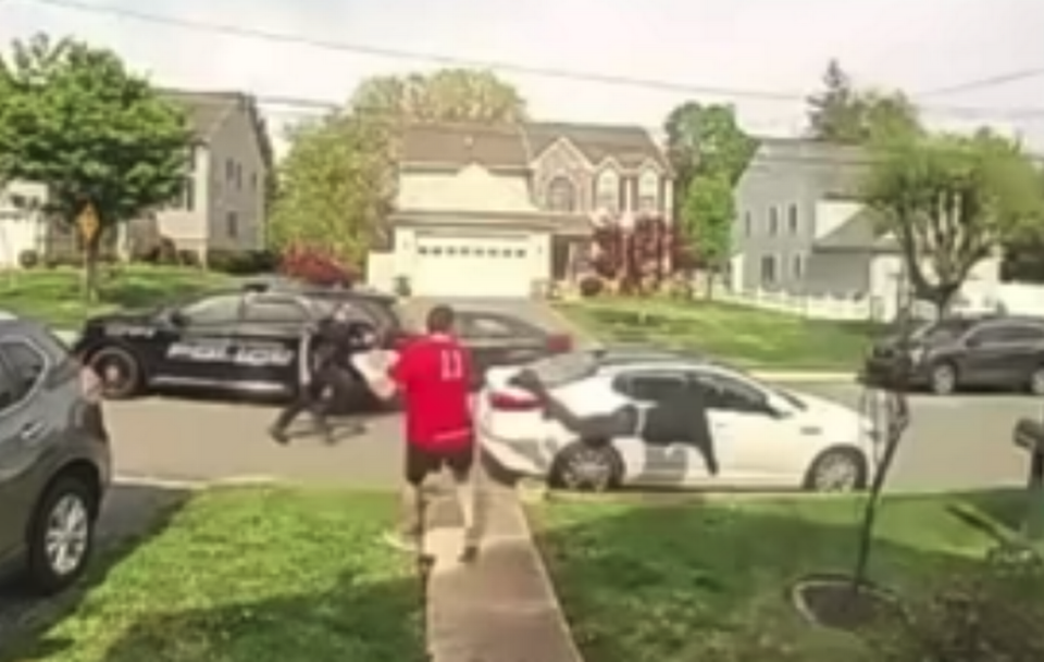 The moment Morell tripped the carjacking suspect — while holding onto the pizza.