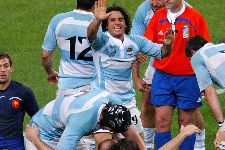 Agustín Pichot celebra una de las victorias sobre Francia en 2007; el capitán venía de una frustración en Australia 2003 y, como varios compañeros, tuvo desquite a los cuatro años.