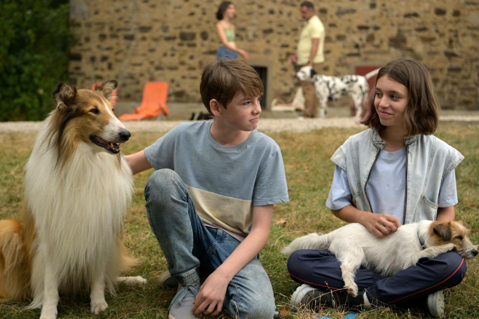 Flo (Nico Marischka) und Lassie verbringen die Sommerferien auf dem Hof von Tante Cosima. Dort treffen sie unter anderem auch auf Kleo (Anna Lucia Gualano) und ihre Jack-Russell-Hündin Pippa. (Bild:  LEONINE Studios / LCH 2 Film 2022 / Bernd Spauke)