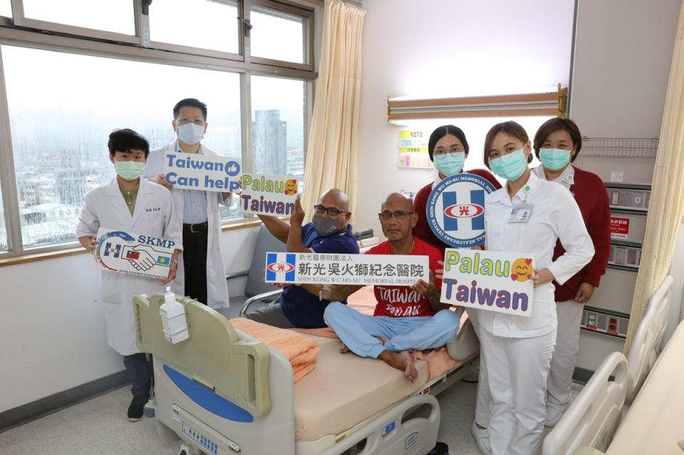  全球疫情嚴峻，不少重症患者亟需國際醫療卻求助無門 ，台灣基於人道精神，為患者開啟一扇窗，在疫情下一 次次創造生命奇蹟。突圍帛琉重病患者在台接受治療。 （新光醫院提供） 