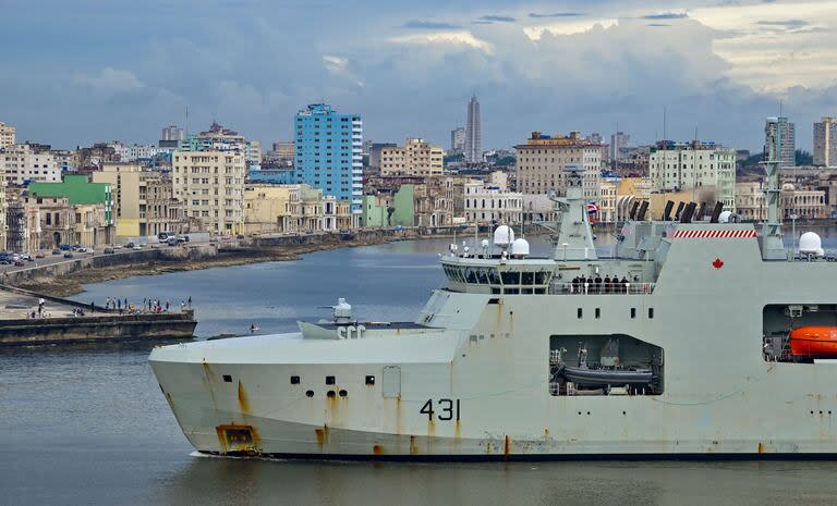 El HMCS Margaret Brooke, de Canadá, el llegar al puerto de La Habana. (ADALBERTO ROQUE / AFP)