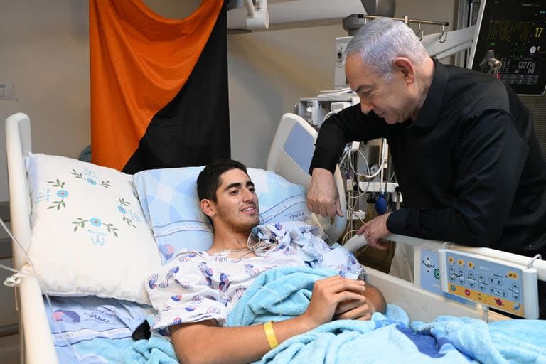 Benjamin Netanyahu, primer ministro de Israel, visita a los heridos y sus familias en la Unidad de Cuidados Intensivos del Centro Médico Barzilai.
