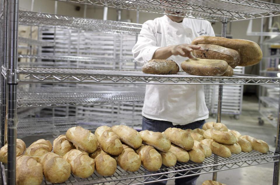 <p>Als Konsument ist man ja froh, wenn der Bäcker ein Auge auf die Hygiene der von ihm hergestellten Produkte wirft. Dem deutschen Bäcker Stefan Fischer wurde das allerdings zum Verhängnis: Er berichtete seinem Chef von einem mit zahlreichen Ungeziefern verunreinigten Sack Mehl. Als daraufhin der Chef forderte, die 1500 Kilogramm Mehl trotzdem zum Backen zu verwenden, da ein paar Schädlinge im Brot ja nicht auffielen, verweigerte Fischer den schrägen Chef-Wunsch. Die Konsequenz: Er wurde gefeuert. (Bild: AP Photo) </p>