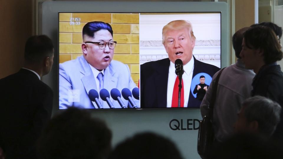 Aufnahmen von US-Präsident Donald Trump (r) und dem nordkoreanischen Führer Kim Jong Un in einer Nachrichtensendung auf dem Bahnhof von Seoul. Foto: Ahn Young-Joon/AP