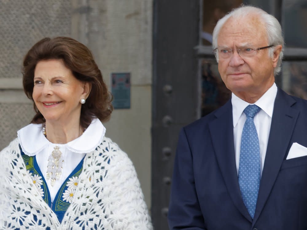 Königin Silvia und König Carl Gustav schicken zum Mittsommerfest 2024 digitale Grüße. (Bild: Hans Christiansson/Shutterstock.com)