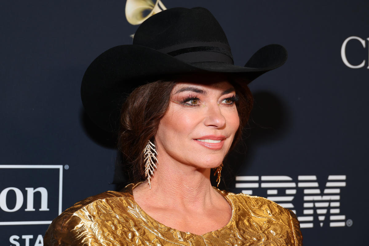 Shania Twain dit qu’elle vit « chaque jour » en apprenant à se sentir bien dans sa peau : « C’est juste un processus »