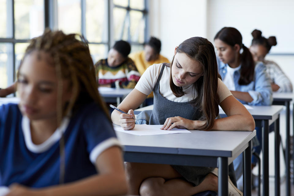 Miles de egresados de la educación básica no se postulan a una universidad; en vez de eso, se dedican al estudio de idiomas, ayudan con el negocio familiar y se incorporan al mundo laboral. (Getty)