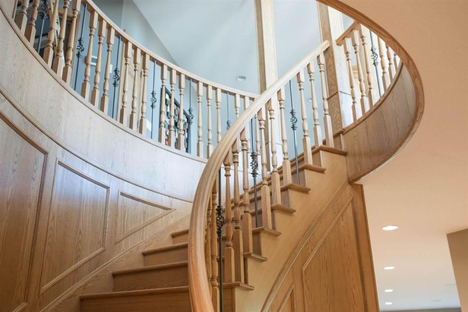 <p><span>15 Briarwood Way, Stony Plain, Alta.</span><br> The custom curved staircase makes for a grand entrance, and a luxurious feeling as you ascend to the master bedroom.<br> (Photo: Zoocasa) </p>