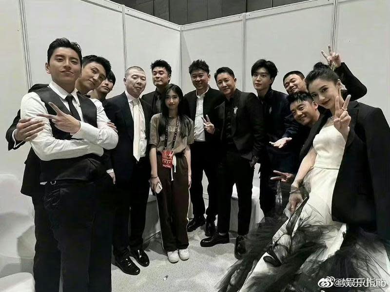 馮小剛的養女徐朵與包括易烊千璽、韓庚、Angelababy、王大陸、范丞丞等明星合影，眾明星讓她站C位，自己當陪襯。（微博圖片）