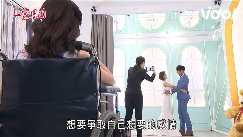 吳婉君穿上婚紗亮麗動人，表妹後方使壞。