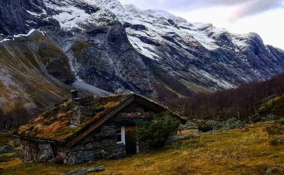 <p>Esta espectacular cabaña situada en un terreno montañoso de Noruega era una antigua casa de piedra de principios del siglo XIX que ha sido restaurada. (Foto: reddit / <a href="http://www.reddit.com/r/CabinPorn/comments/jv8und/restored_stone_cottage_from_around_1800_norway/" rel="nofollow noopener" target="_blank" data-ylk="slk:hbbot" class="link ">hbbot</a>).</p> 