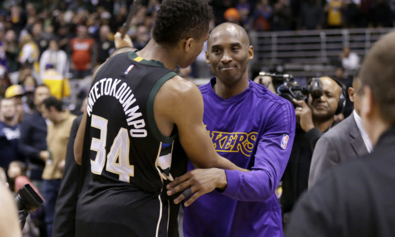 Kobe Bryant and Giannis Antetokounmpo shakes hands after a game.