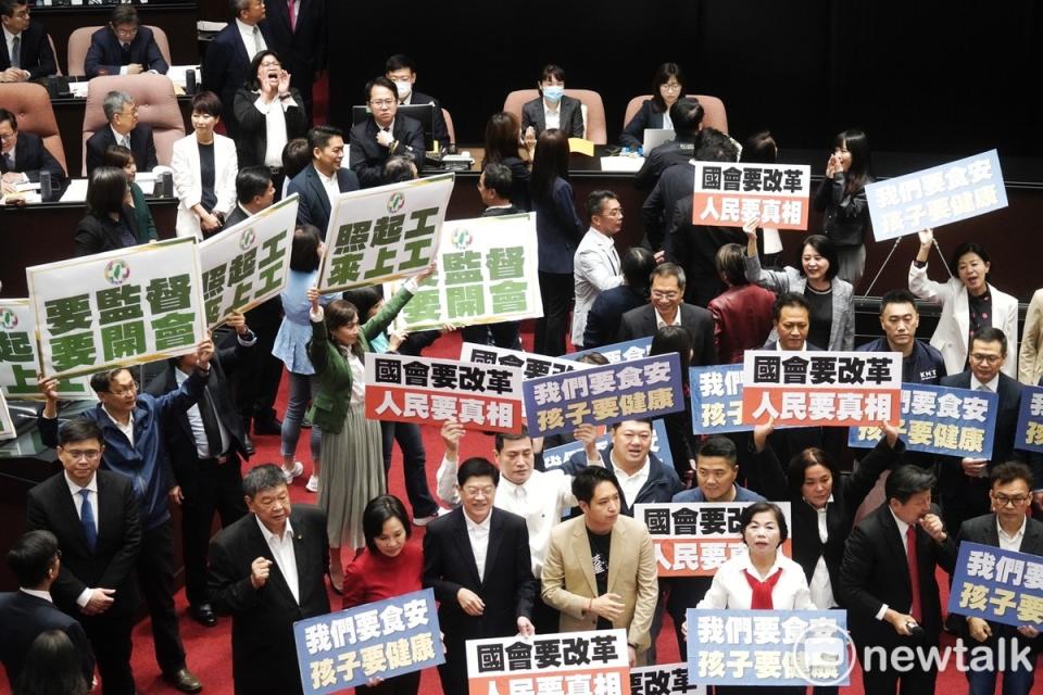 立法院新會期今開議，朝野立委為了食安議題在議場內對峙。   圖：張良一/攝