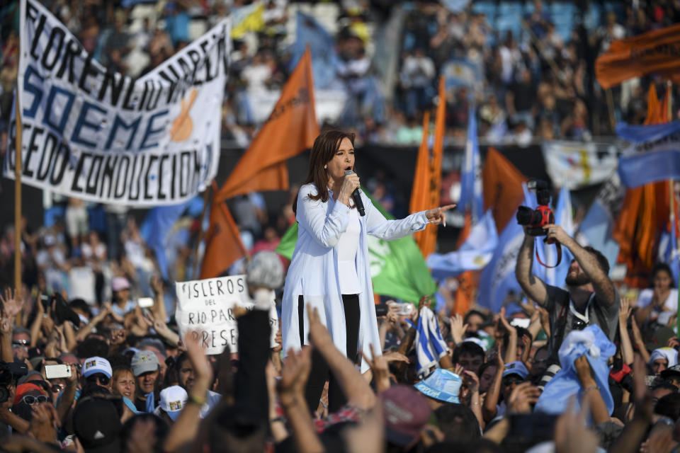 La expresidenta argentina Cristina Kirchner habla en el acto de cierre de campaña para las elecciones legislativas, el 16 de octubre de 2017 en Buenos Aires (AFP | EITAN ABRAMOVICH)