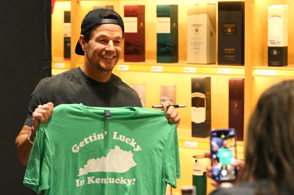 Mark Wahlberg was given a “Gettin’ Lucky In Kentucky: shirt at a Flecha Azul Tequila bottle signing at Liquor Barn. Jan 21, 2023