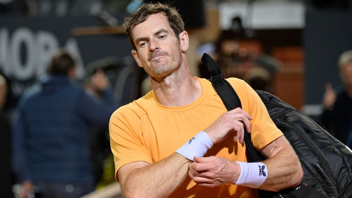 Andy Murray parle à son équipe de sa participation à Roland-Garros