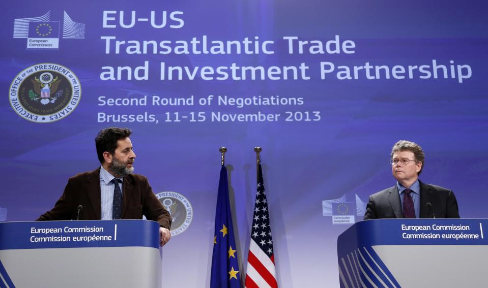 European Union chief negotiator Ignacio Garcia Bercero and U.S. chief negotiator Dan Mullaney (R) address a joint news conference during the second round of EU-US trade negotiations for Transatlantic Trade and Investment Partnership in Brussels November 15, 2013. REUTERS/Francois Lenoir (BELGIUM - Tags: POLITICS BUSINESS)