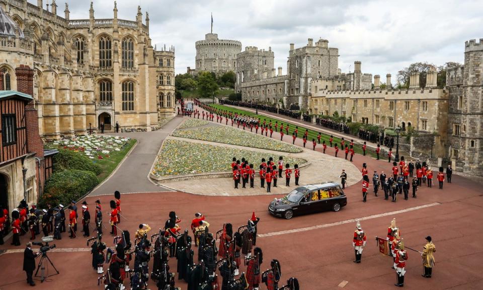 The Royal hearse carrying the coffin of Queen Elizabeth II arrives at Windsor Castle before her committal service (Tom Wren/SWNS)