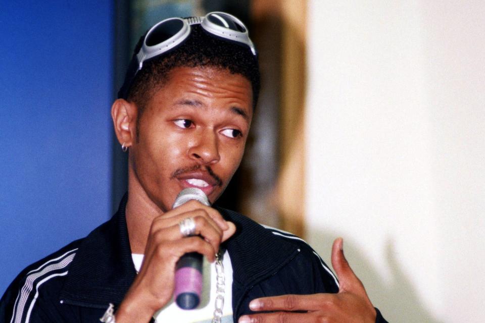 Singer Jesse Powell performs at Chess Records Studios in Chicago, Illinois in July 1998.