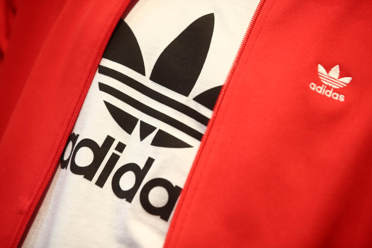 El símbolo de adidas ha marcado el deporte y ahora más que nunca, también el estilo. (Foto: REUTERS/Michael Dalder)