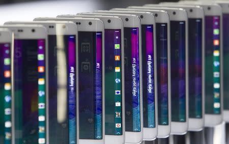 Samsung Galaxy Edge smartphones are displayed during the 2015 International Consumer Electronics Show (CES) in Las Vegas, Nevada January 6, 2015. REUTERS/Steve Marcus