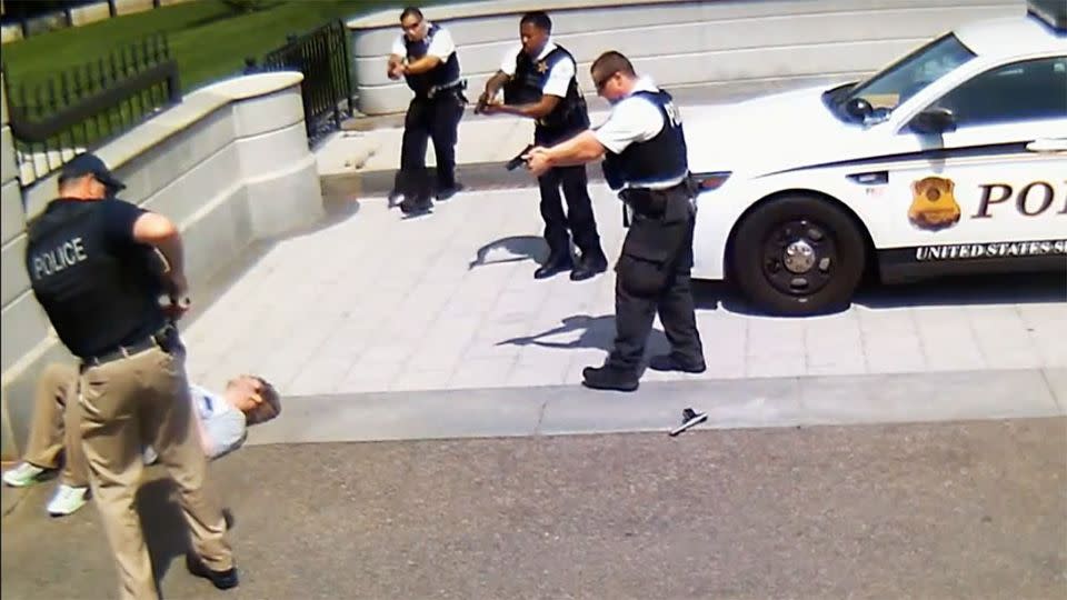 Agents and police officers are seen surrounding the man out the front of the White House on May 20. Photo: YouTube/ABC US