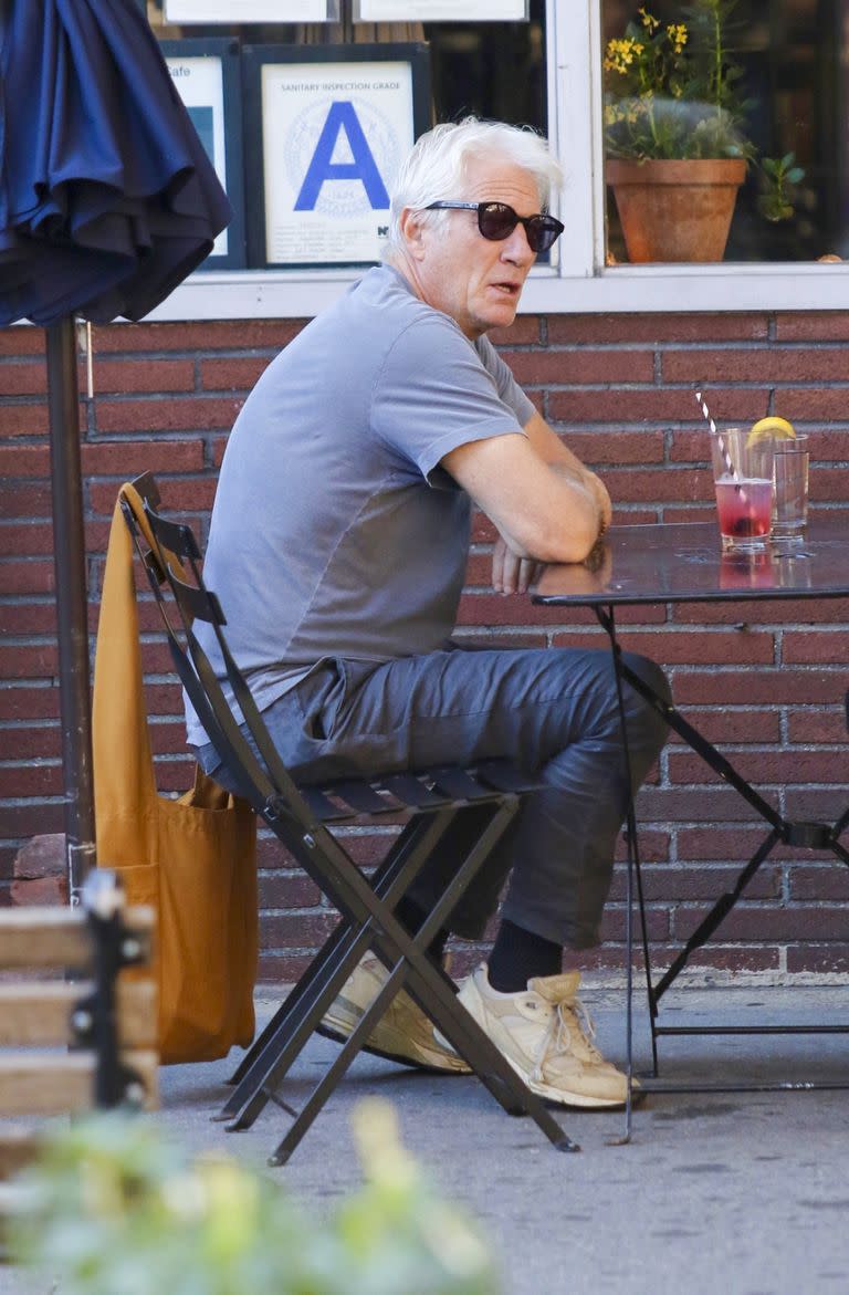 Richard Gere todavía se ve joven a los 73 años mientras se lo ve disfrutando de un almuerzo con su director Oren Moverman. Richard llevaba una camiseta gris con pantalones negros y gafas de sol oscuras. El actor fue visto en el vecindario West Village de Manhattan. Richard era todo sonrisas mientras firmaba autógrafos para un fan