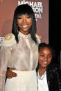 <p>Brandy et sa fille Sy’rai. La chanteuse a accouché de sa fille à 23 ans. (Photo par Jason LaVeris/FilmMagic) </p>