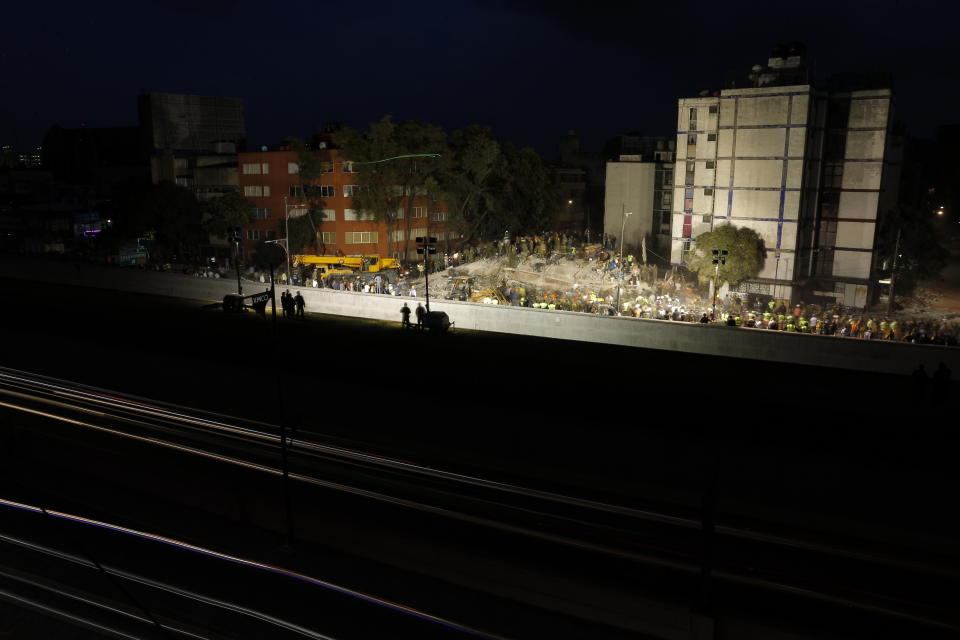 <p>MEX60. CIUDAD DE MÉXICO (MÉXICO), 19/09/2017.- Fotografía con velocidad lenta de obturación que muestra equipos de emergencia que intentan rescatar a personas con vida de los edificios colapsados en Ciudad de México (México) hoy, martes 19 de septiembre de 2017, tras un sismo de magnitud 7,1 en la escala de Richter, que sacudió fuertemente la capital mexicana y causó escenas de pánico justo cuanto se cumplen 32 años de poderoso terremoto que provocó miles de muertes. EFE/José Méndez </p>