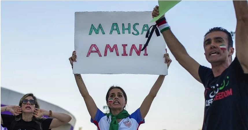 一名球迷在世足賽舉著阿米尼的抗議標語。（圖／達志／美聯社）