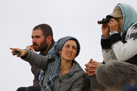 Turkish Kurds watch the Syrian town of Kobani from near the Mursitpinar border crossing, on the Turkish-Syrian border in the southeastern town of Suruc in Sanliurfa province October 15, 2014. REUTERS/Kai Pfaffenbach