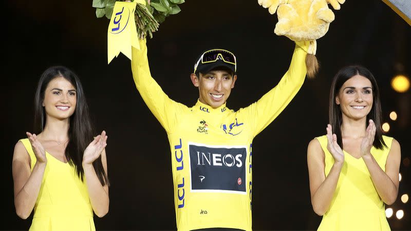 La tradición de las modelos entregando flores al ciclista en el Tour de Francia será eliminada tras años de críticas. (Getty Images)