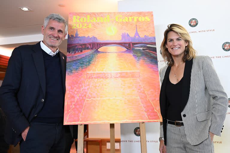 Gilles Moretton, presidente de la federación francesa de tenis, y Amelie Mauresmo, directora de Roland Garros, posando con el póster oficial del Grand Slam parisino 2024