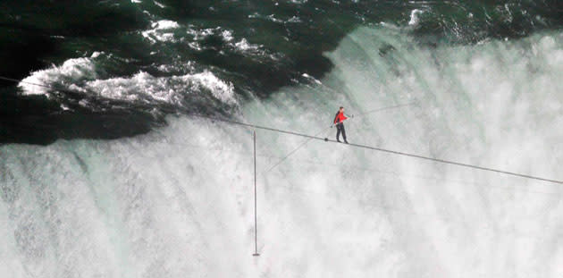 Nik Wallenda tightrope walks across Niagara Falls