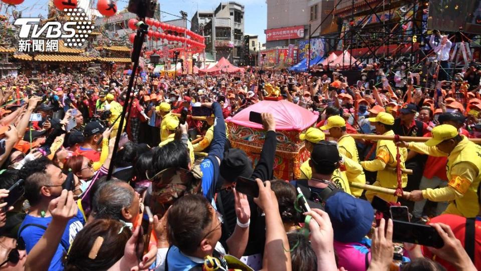 白沙屯媽祖「三進三退」衝入北港朝天宮。（圖／胡瑞麒攝）