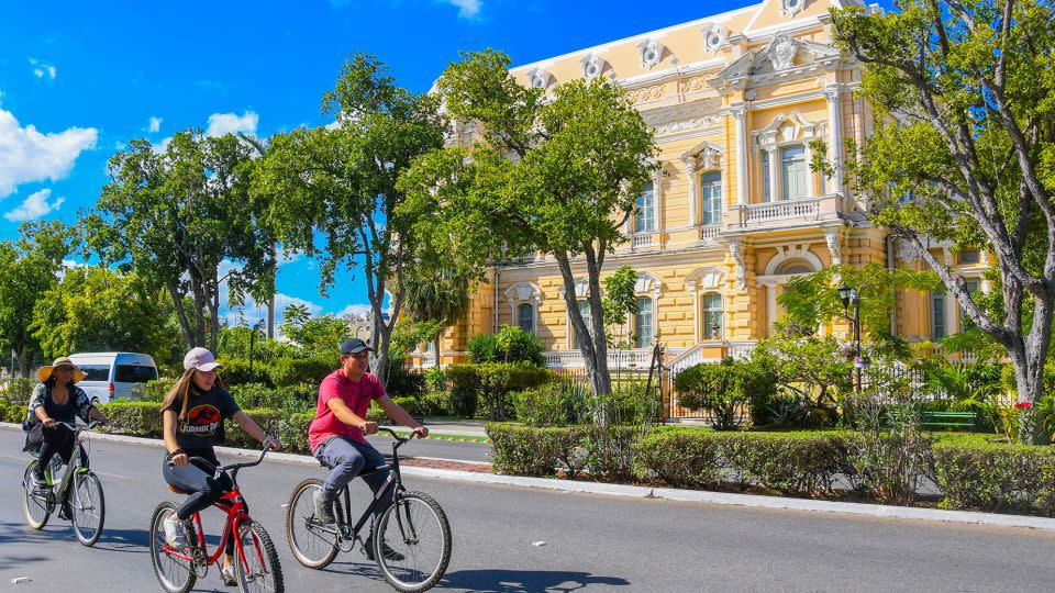 People bike along a bicycle route on Paseo de Montejo in Mérida, the capital of Yucatán<strong> </strong>state. - megapress images/Alamy Stock Photo