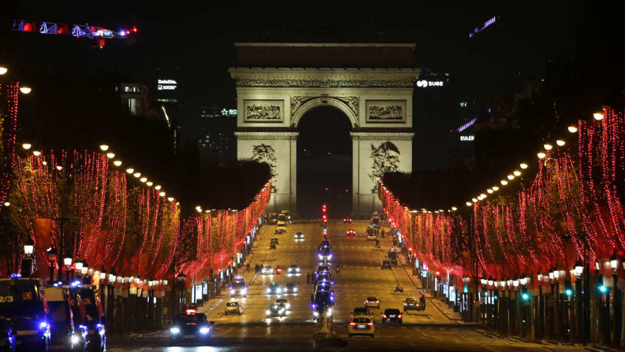 L’avenue des Champs-Élysées, illuminée pendant le réveillon du Nouvel An, le 1er janvier 2020.