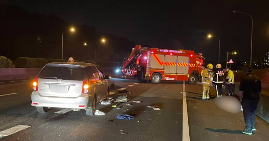 警消獲報趕抵，發現受困車底的李男已明顯死亡，將其移置路旁釐清死因。（圖／翻攝畫面）