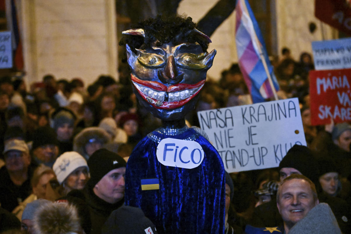 Photo of Na Slovensku vyšli do ulíc tisícky ľudí, ktorí protestovali proti vláde