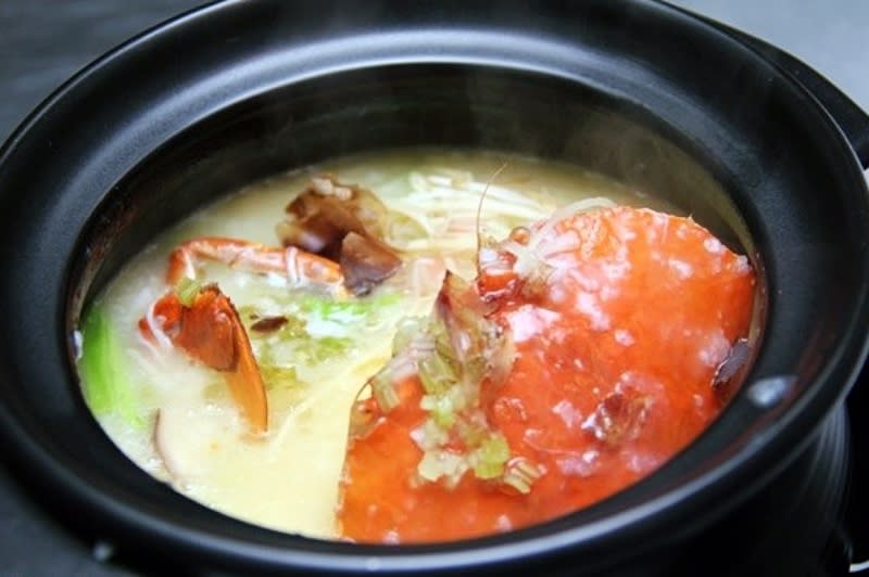 冷冷天氣，品嚐養生螃蟹粥火鍋正是絕佳享受。