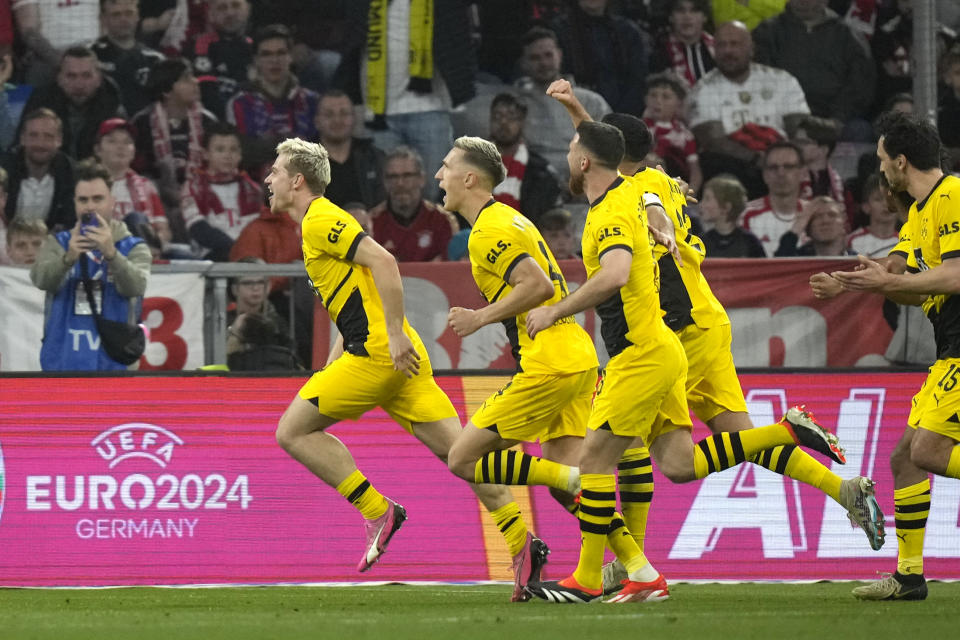Julian Ryerson del Borussia Dortmund celebra con sus compañeros tras anotar el segundo gol de su equipo en el Clásico ante el Bayern Munich en la Bundesliga el sábado 30 de marzo del 2024. (AP Foto/Matthias Schrader)